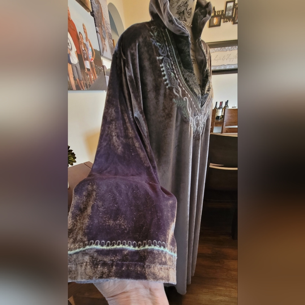 Chic Velvet Robe in Silver Gray - Picture 8 of 12